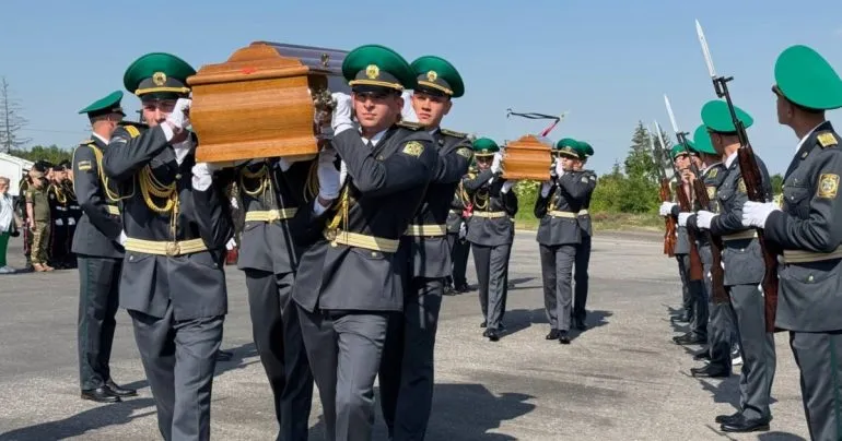 Перепоховали Андрія Мельника та його дружину на Національному меморіальному кладовищі