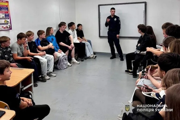 Поліцейські провели навчання з безпеки для школярів Дніпропетровщини