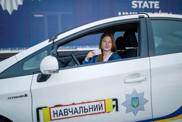 Дніпрянка з порушенням слуху успішно здобула водійське посвідчення