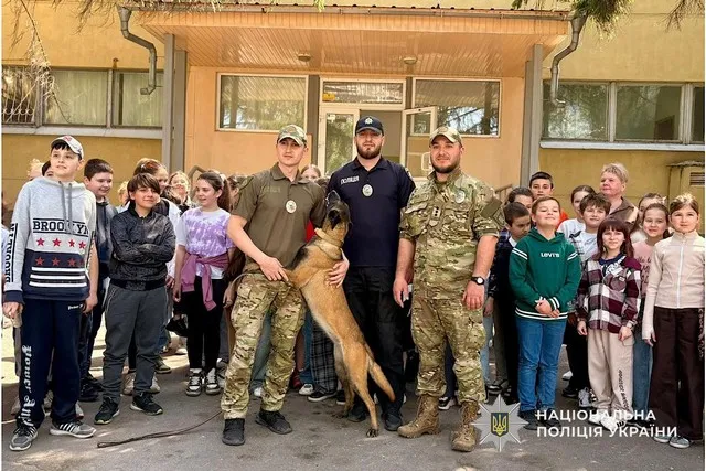 У Дніпрі кінологи з службовими собаками провели зустріч із дітьми