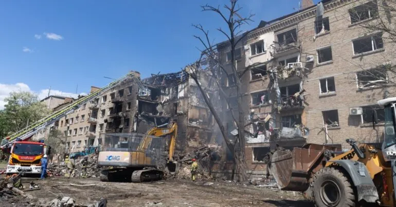 У Києві деблокували тіла двох загиблих після удару, 87 постраждалих