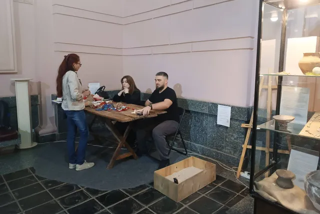 У музеї Дніпра відтворили давні глиняні фігурки у вигляді ляльок