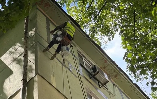 У Дніпрі триває ремонт міжпанельних швів у панельних будинках