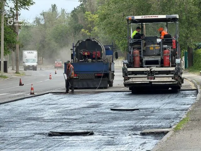 У Дніпрі триває сезонний ремонт міських доріг