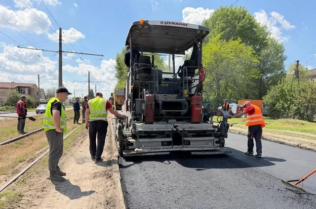 У Дніпрі ремонтують аварійні ділянки доріг у кількох районах
