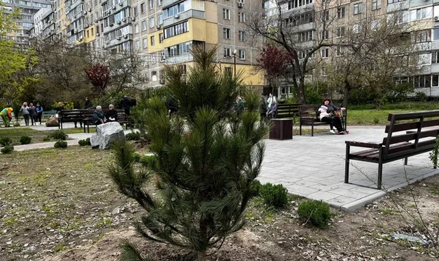 Мешканці Дніпра організували весняні толоки з озеленення дворів